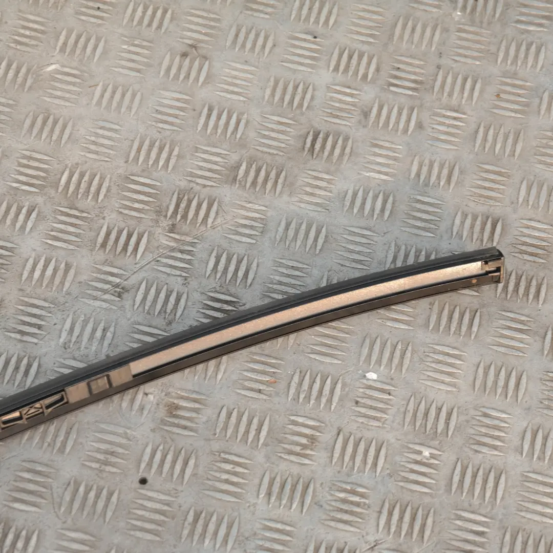 Modanatura Tetto Verniciato Destro Nero per BMW E60 E60N con numero di parte 7070196 BMW E60 E60N Modanatura Tetto Verniciato Destro Nero - SKU 0031142-SCH - Numero di parte 7070196