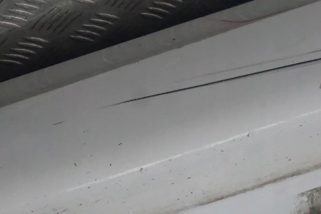 Schwellerleiste Blende Schweller Links Alpinweiss Weiss für BMW 3 E90 E91 M Sport mit Teilenummer 0033441 BMW 3 E90 E91 M Sport Schwellerleiste Blende Schweller Links Alpinweiss Weiss - SKU 0033441-AW - Teilenummer 0033441