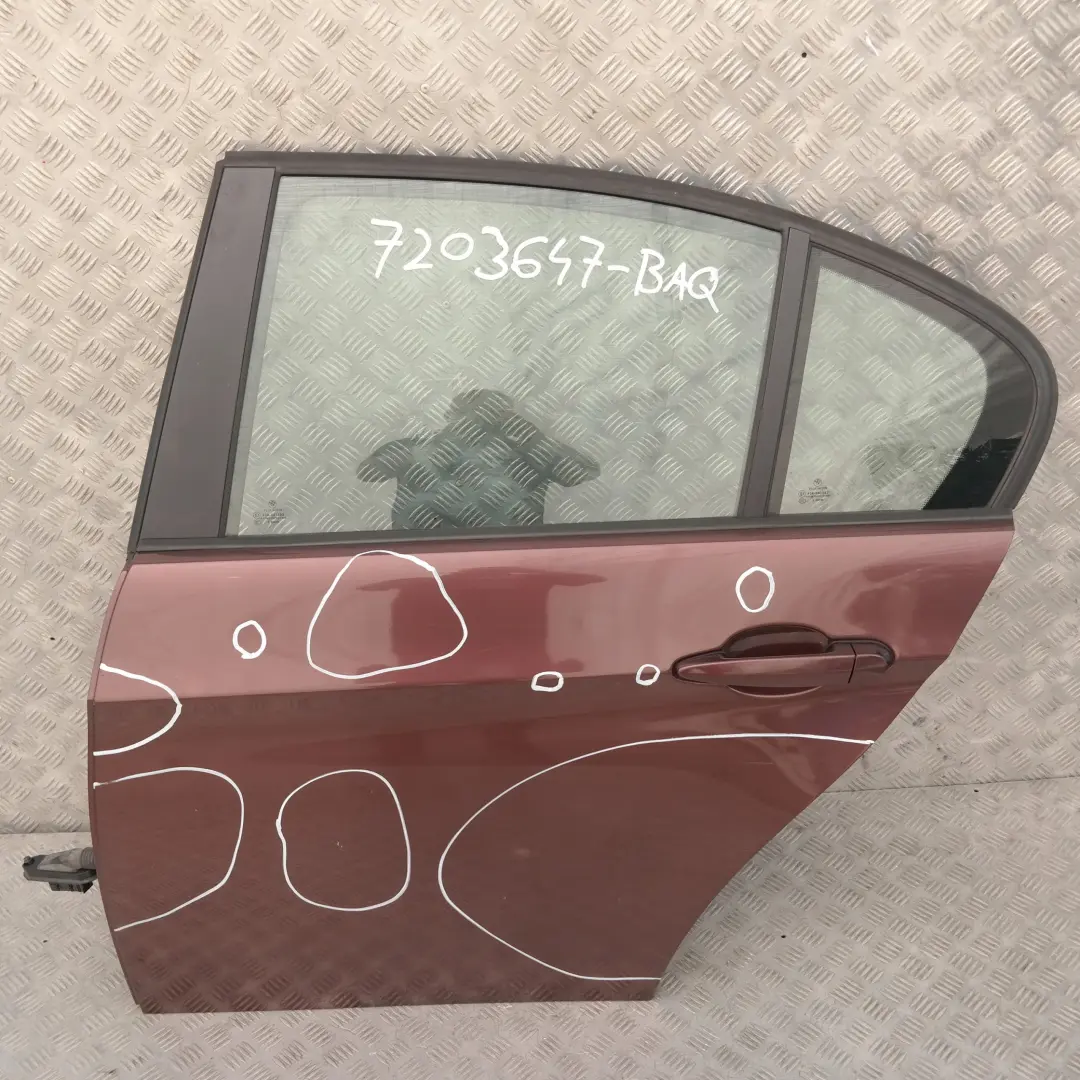 Fahrerseite Tür hinten links Barriquerot Rot Metallic - A41 für BMW er 3 E90 LCI mit Teilenummer 7203647 BMW er 3 E90 LCI Fahrerseite Tür hinten links Barriquerot Rot Metallic - A41 - SKU 7203647-BAQ - Teilenummer 7203647