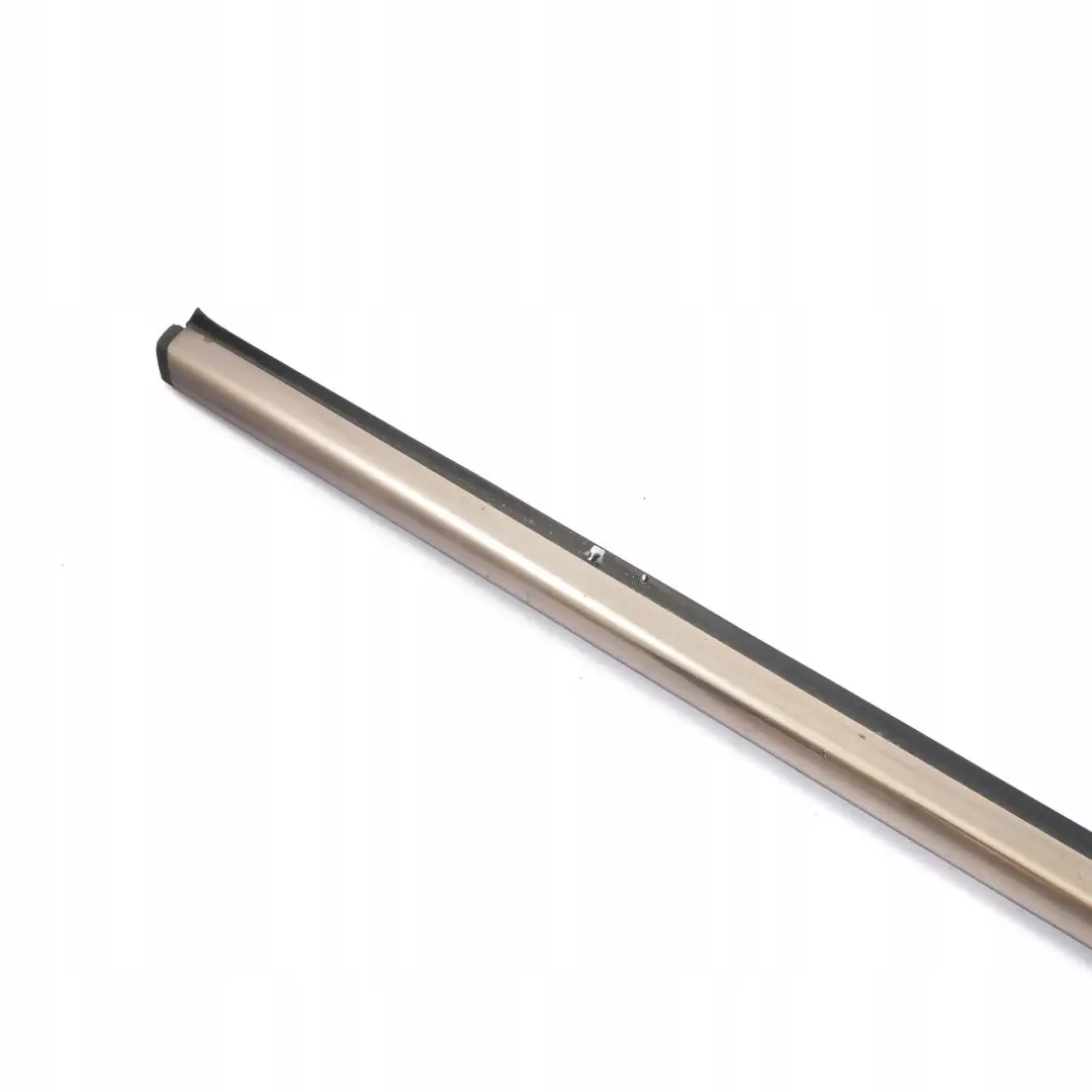 Mercedes-Benz Clase E S210 Rear Right Door Window Edge Ornamental Trim para con número de pieza A2106902280 Mercedes-Benz Clase E S210 Rear Right Door Window Edge Ornamental Trim - SKU A2106902280 - Número de pieza A2106902280