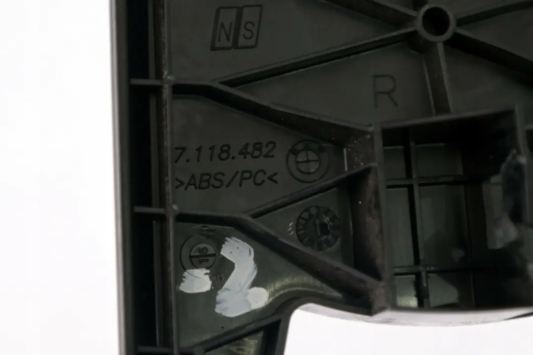 Osłona szyny fotela prawa przód do BMW E87 E90 E91 o numerze 7118482 BMW E87 E90 E91 Osłona szyny fotela prawa przód - SKU 7118482-2 - Numer Części 7118482