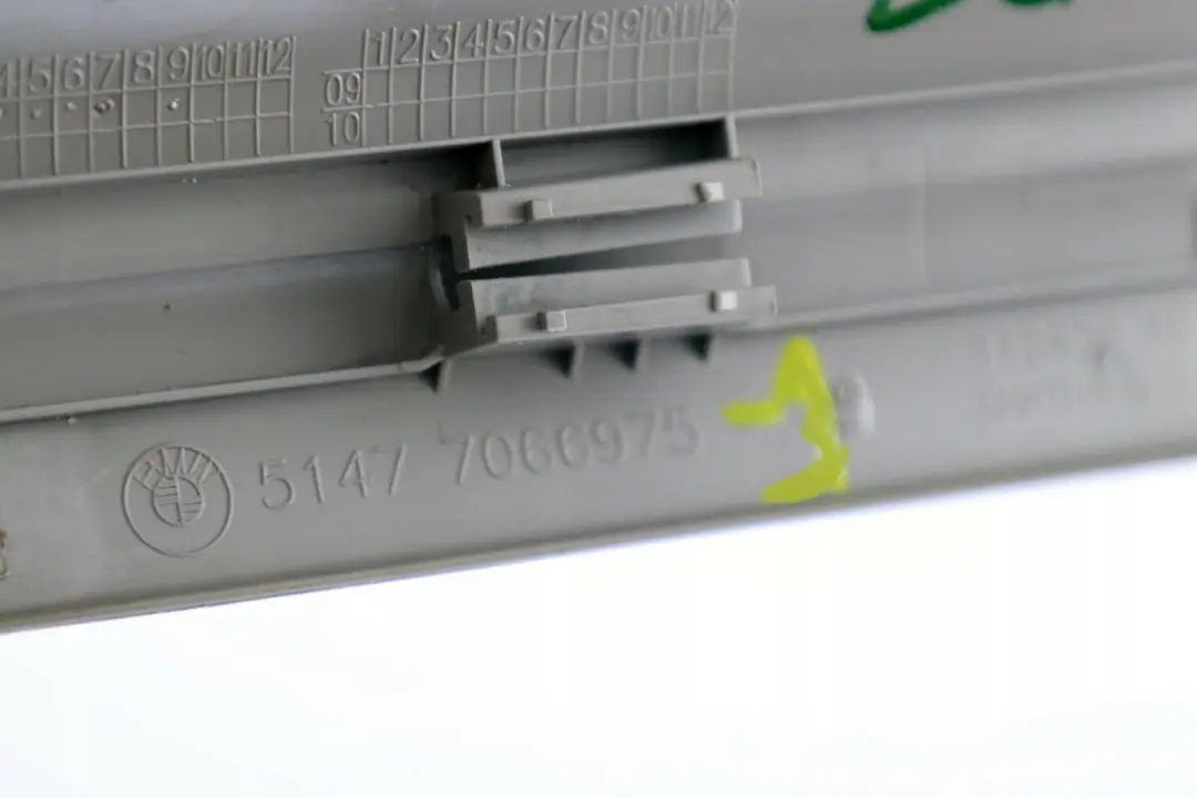 Frontverkleidung-Abdeckstreifen Beige pour BMW Serie 3 E87 E87N LCI à propos du numéro de pièce 7066975 BMW Serie 3 E87 E87N LCI Frontverkleidung-Abdeckstreifen Beige - SKU 7066975-3 - Numéro de pièce 7066975