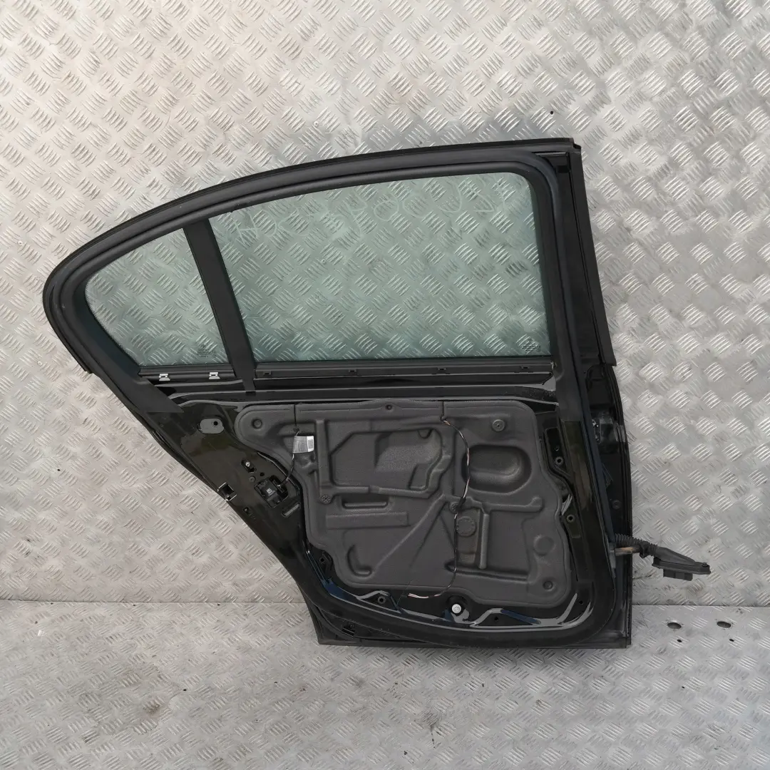 Puerta Trasera Izquierda Schwarz 2 Negro - 668 para BMW E90 E90N con número de pieza 7203647 BMW E90 E90N Puerta Trasera Izquierda Schwarz 2 Negro - 668 - SKU 7203647-SCH - Número de pieza 7203647