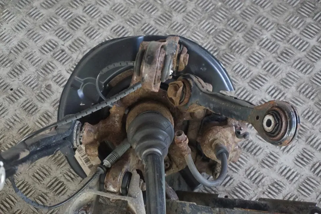 BMW E87 116i N45 Trasera Izquierda Primavera Strut Pierna Freno Suspension Hub - SKU 6774809-7 - Número de pieza 6774809