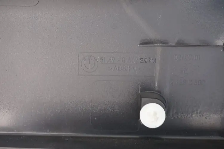 Verkleidung Heckklappe Mitte hinten SCHWARZ 8402194 für BMW X5 er E53 mit Teilenummer 8410386 BMW X5 er E53 Verkleidung Heckklappe Mitte hinten SCHWARZ 8402194 - SKU 8410386 - Teilenummer 8410386