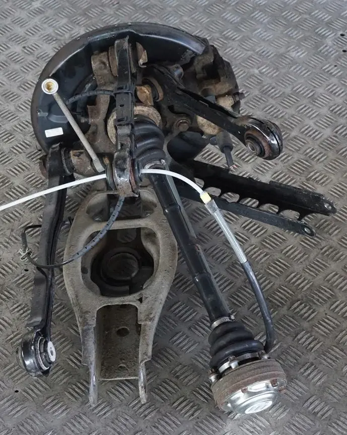 N47 Trasero Izquierdo Suspension Pierna Eje Freno Disco para BMW E88 Cabrio 120d con número de pieza 6774809 BMW E88 Cabrio 120d N47 Trasero Izquierdo Suspension Pierna Eje Freno Disco - SKU 6774809-4 - Número de pieza 6774809