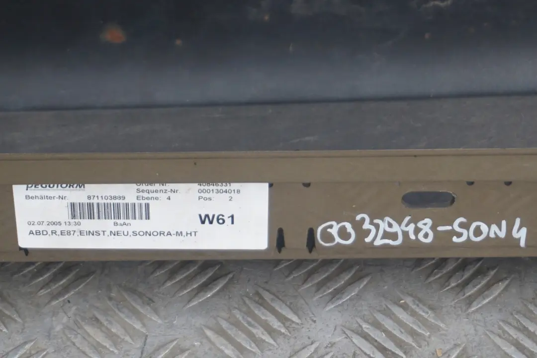 Listello Portiera Apertura Gonna Destra Sonora Metallizzato A23 per BMW E87 con numero di parte 0032948 BMW E87 Listello Portiera Apertura Gonna Destra Sonora Metallizzato A23 - SKU 0032948-SON4 - Numero di parte 0032948