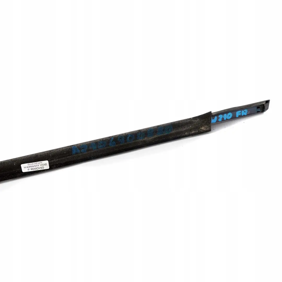 Mercedes-Benz Clase E W210 Delantero Derecho Puerta Ventana Guarnicion Moldura para con número de pieza A2106900880 Mercedes-Benz Clase E W210 Delantero Derecho Puerta Ventana Guarnicion Moldura - SKU A2106900880 - Número de pieza A2106900880