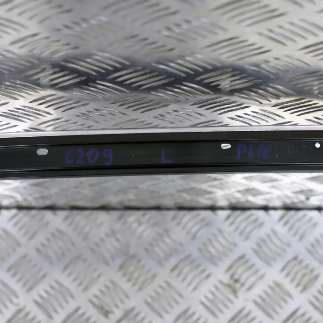 Listwa dachu dachowa lewa do MERCEDES CLK C209 o numerze A2096900580 MERCEDES CLK C209 Listwa dachu dachowa lewa - SKU A2096900580 - Numer Części A2096900580