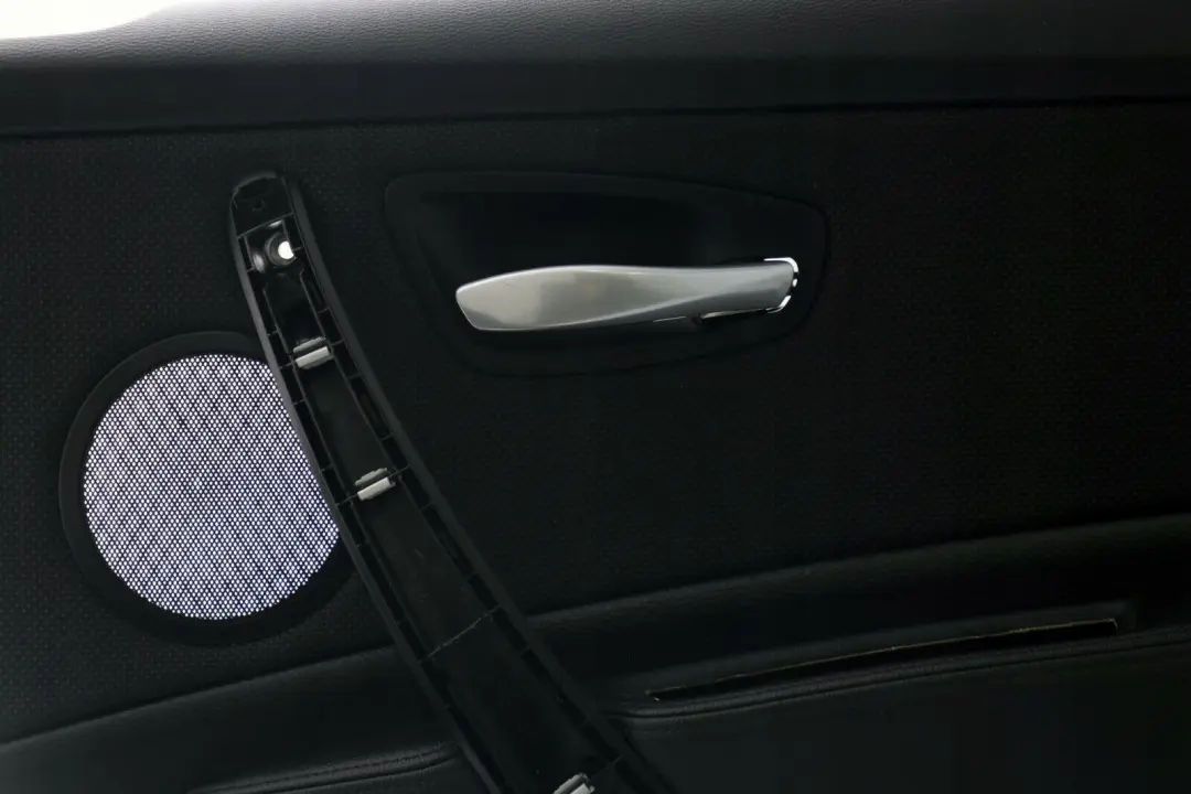 Tapicerka Boczek Drzwi Flashpoint Black do BMW E81 o numerze 7839242 BMW E81 Tapicerka Boczek Drzwi Flashpoint Black - SKU 7839242 - Numer Części 7839242