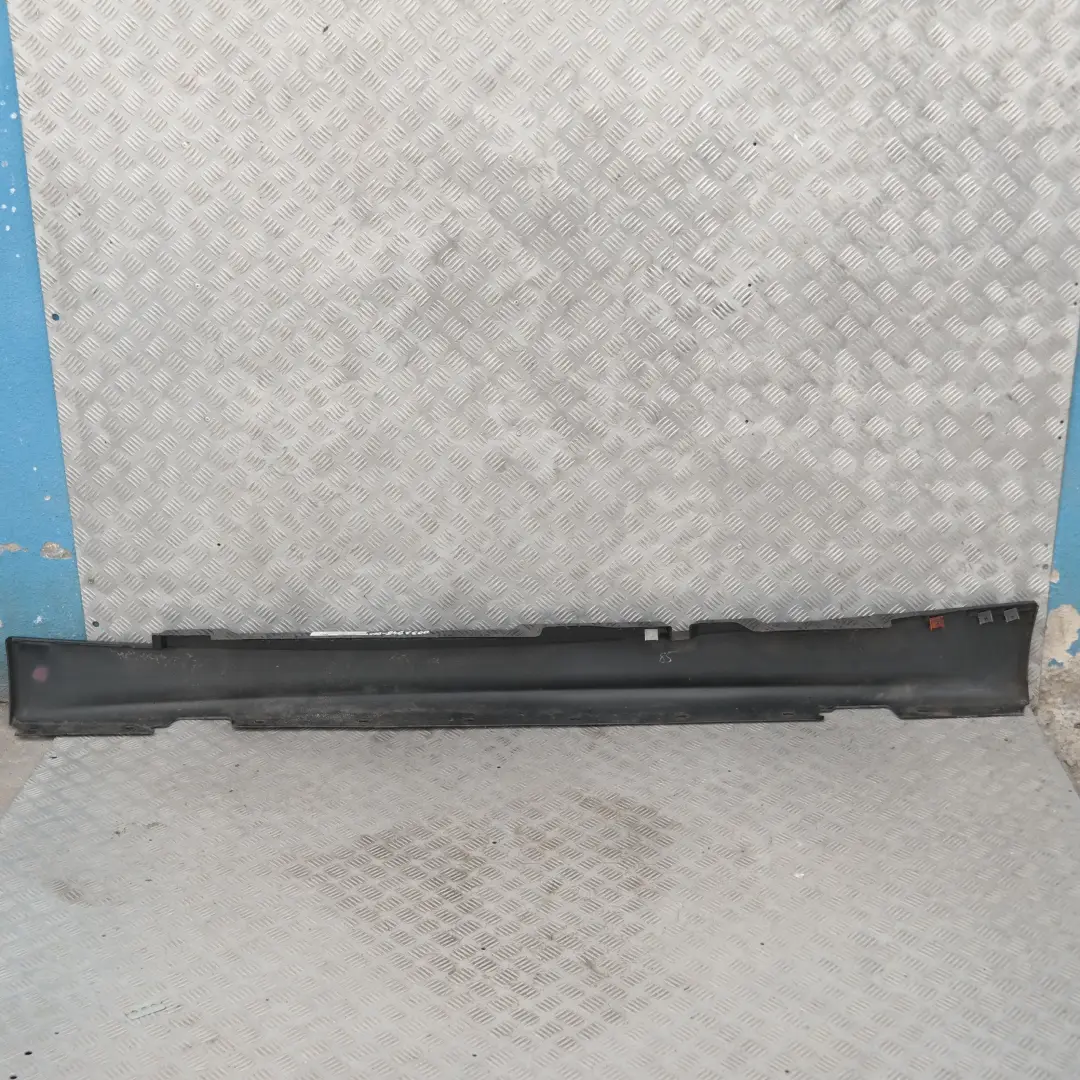 Listón de umbral faldón lateral derecho Zafiro negro metalizado 475 para BMW E87 con número de pieza 32948 BMW E87 Listón de umbral faldón lateral derecho Zafiro negro metalizado 475 - SKU 0032948-BS21 - Número de pieza 32948