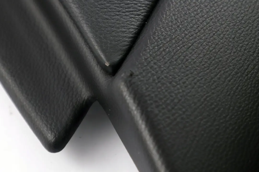 Boczek Tapicerka Panel Drzwi Skóra Czarna Prawy Tył do BMW E60 E61 o numerze 7078742 BMW E60 E61 Boczek Tapicerka Panel Drzwi Skóra Czarna Prawy Tył - SKU 7078742 - Numer Części 7078742