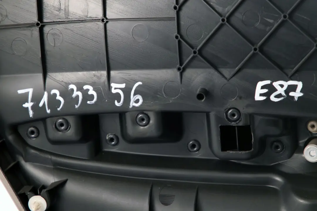 Tapicerka Boczek Drzwi Osłona Panel Prawy Tył do BMW E87 o numerze 7133356 BMW E87 Tapicerka Boczek Drzwi Osłona Panel Prawy Tył - SKU 7133356 - Numer Części 7133356