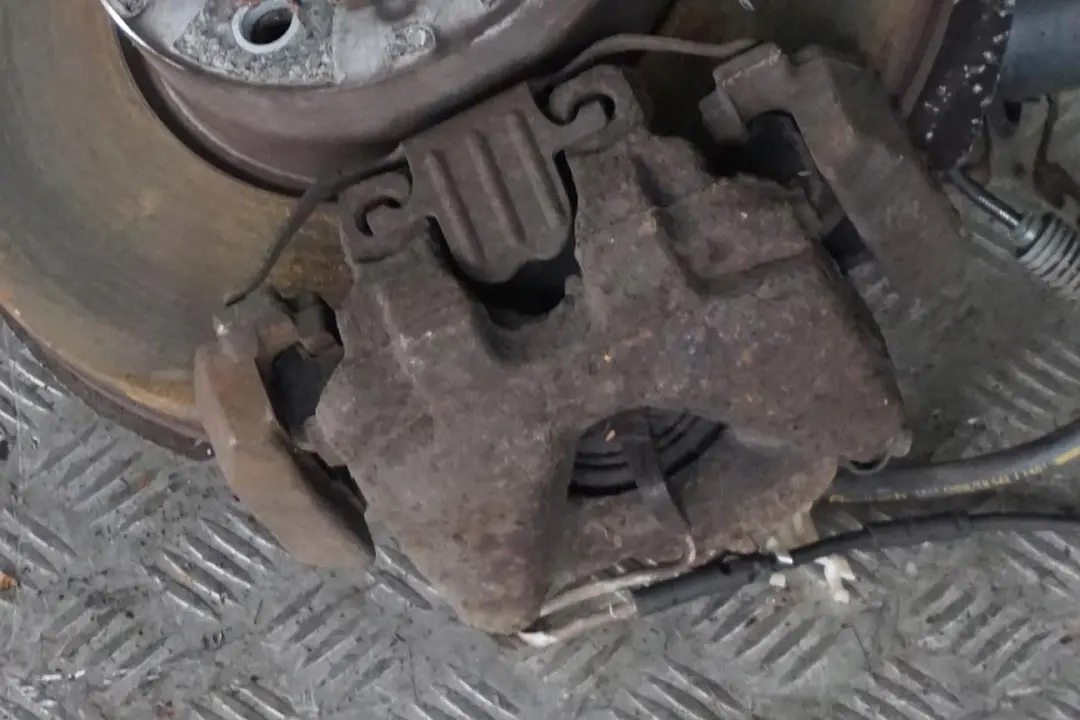 BMW E91 318d N47 Delantero Izquierdo Muelle Strut Freno Suspension Pata Buje - SKU 6786013-3 - Número de pieza 6786013
