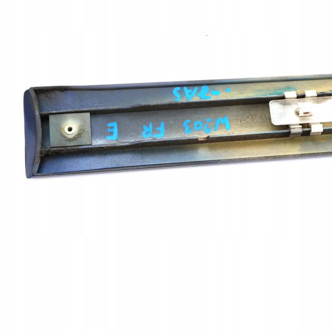 Striscia rivestimento porta anteriore destra Jaspisblau Blu - 345 per Mercedes W203 con numero di parte A2036902262 Mercedes W203 Striscia rivestimento porta anteriore destra Jaspisblau Blu - 345 - SKU A2036902262-JAS - Numero di parte A2036902262