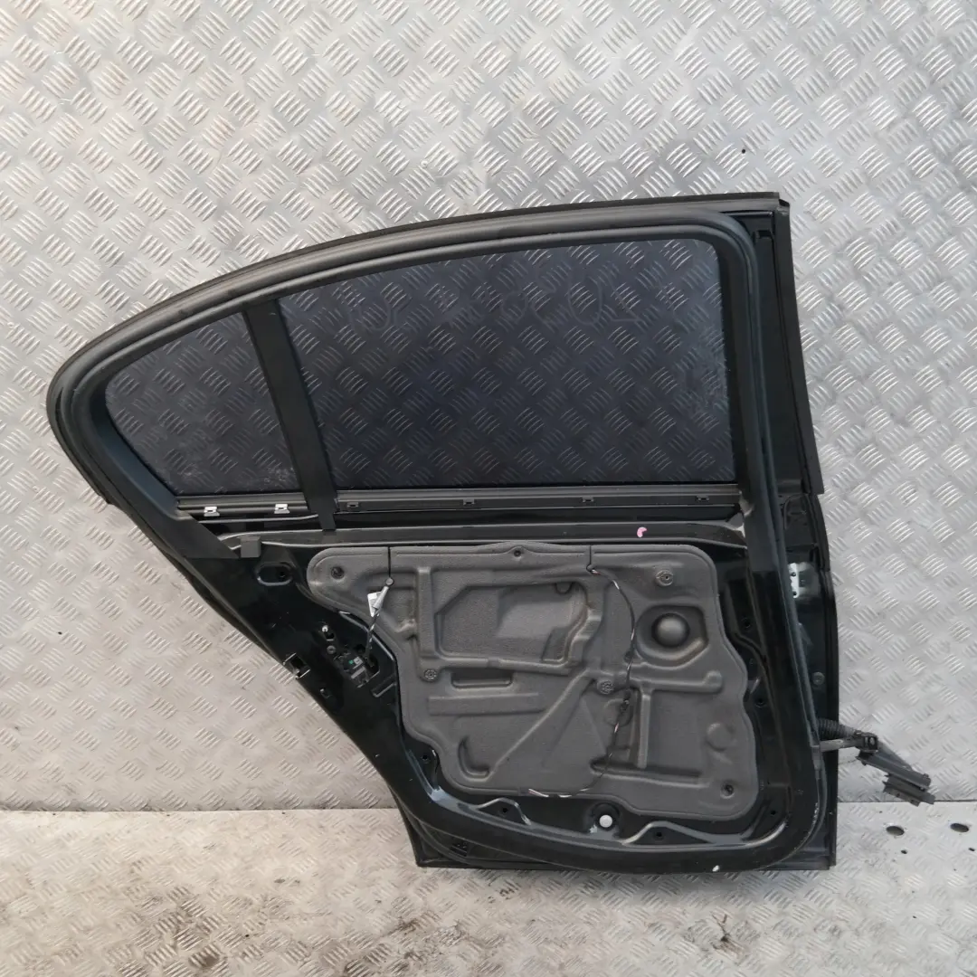 Lato Conducente Porta Posteriore Sinistra Nero 2 per BMW 3 E90 LCI con numero di parte 41007203647 BMW 3 E90 LCI Lato Conducente Porta Posteriore Sinistra Nero 2 - SKU 7203647-SCH3 - Numero di parte 41007203647
