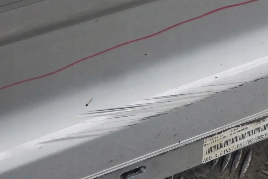 Sill Strip Faldon Derecho Titansilber Plata - 354 para BMW E81 E82 E88 M Sport con número de pieza 0034732 BMW E81 E82 E88 M Sport Sill Strip Faldon Derecho Titansilber Plata - 354 - SKU 0034732-TS2 - Número de pieza 0034732