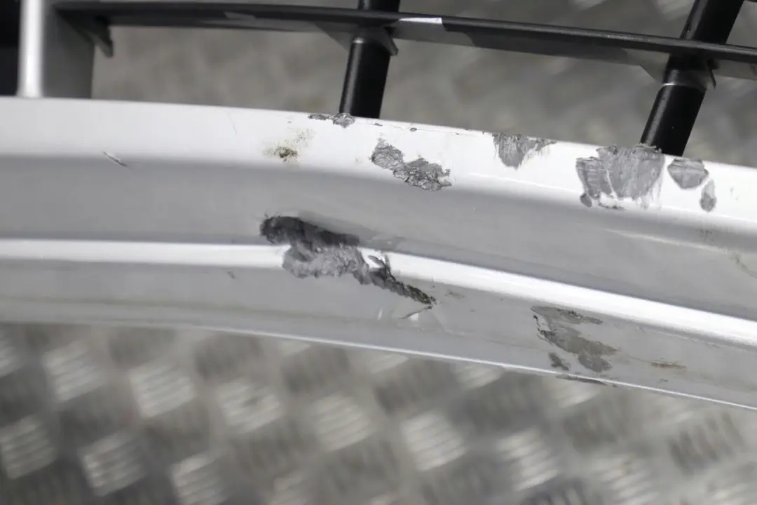 Zderzak przedni przód titansilber do BMW E60 E61 o numerze 0149246 BMW E60 E61 Zderzak przedni przód titansilber - SKU 0149246-TS3 - Numer Części 0149246