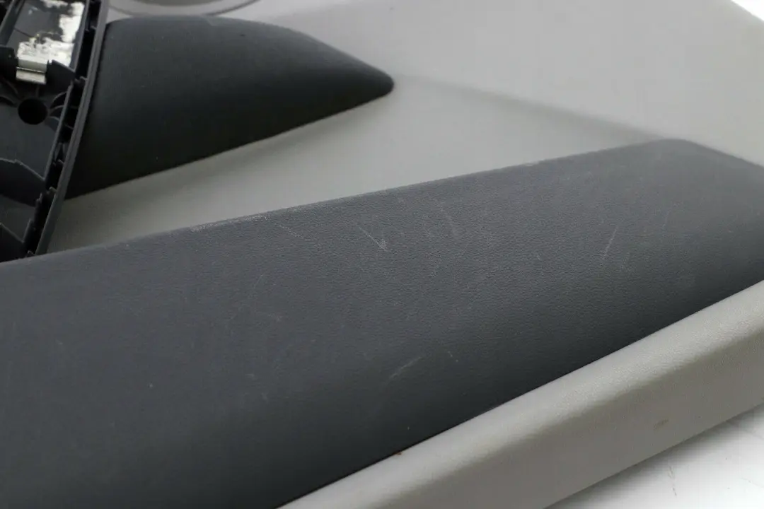 Tarjeta De Puerta Panel Delantero Izquierdo Cuero Alaskagrau Alaska Gris para BMW E87 con número de pieza 7133301 BMW E87 Tarjeta De Puerta Panel Delantero Izquierdo Cuero Alaskagrau Alaska Gris - SKU 7133301 - Número de pieza 7133301