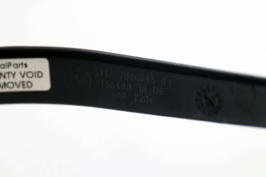 Listwa maskownica osłona bagażnika prawa do BMW E60 o numerze 7060046 BMW E60 Listwa maskownica osłona bagażnika prawa - SKU 7060046 - Numer Części 7060046