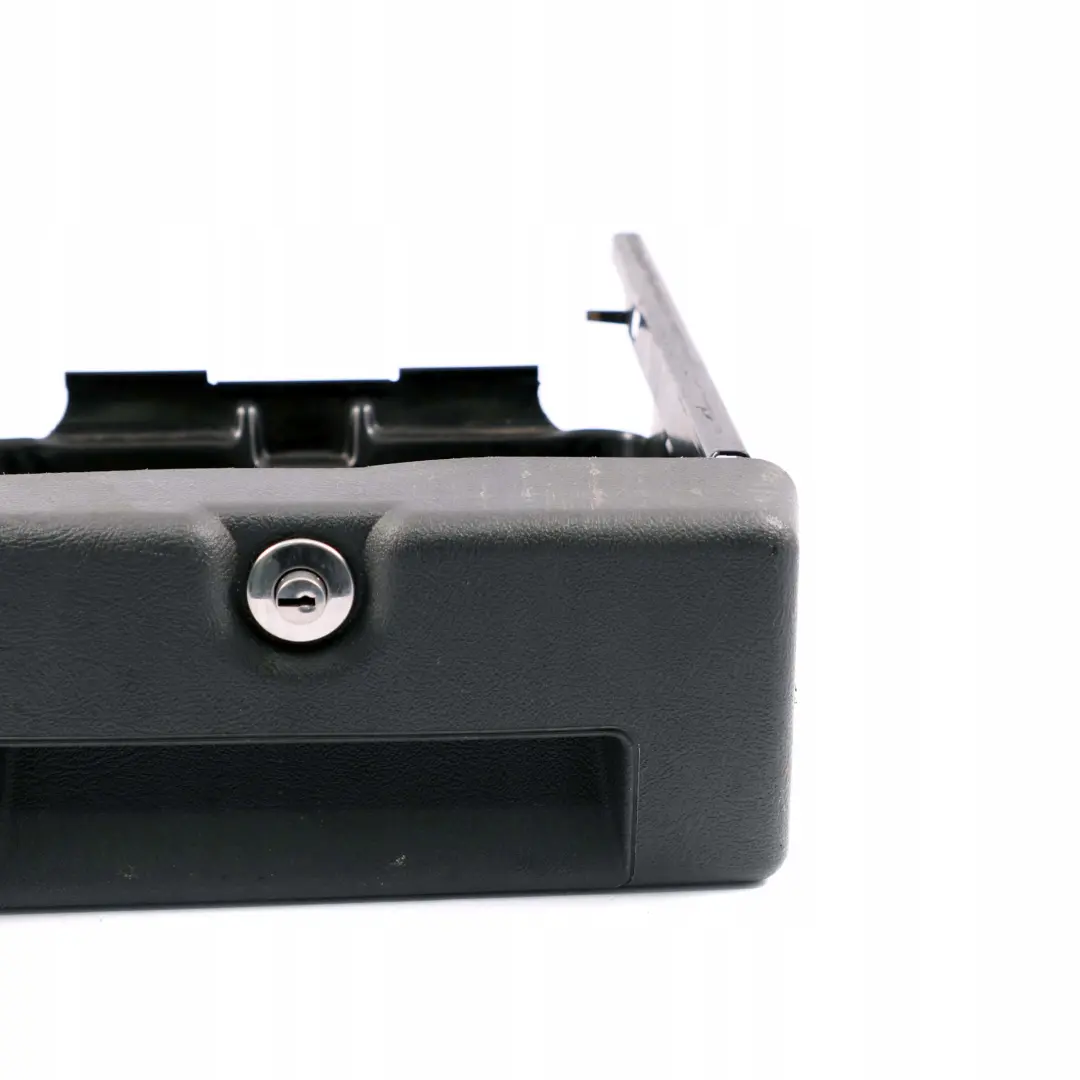 Sejf schowek w fotelu fotela do MERCEDES ML W163 o numerze A1638400702 MERCEDES ML W163 Sejf schowek w fotelu fotela - SKU A1638400702 - Numer Części A1638400702