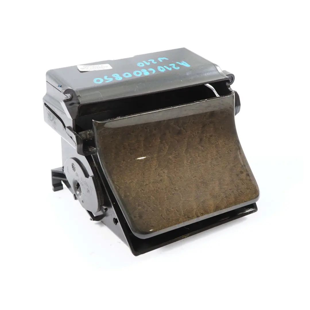 Mercedes-Benz W210 Consolle Centrale Portabibite Posacenere per con numero di parte A2106800850 Mercedes-Benz W210 Consolle Centrale Portabibite Posacenere - SKU A2106800850 - Numero di parte A2106800850