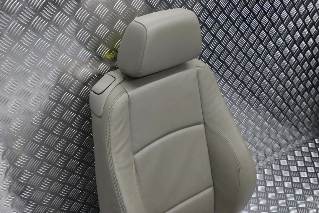 Fotel prawy przód skóra SPORT do BMW E88 CABRIO o numerze 7257490 BMW E88 CABRIO Fotel prawy przód skóra SPORT - SKU 7257490 - Numer Części 7257490