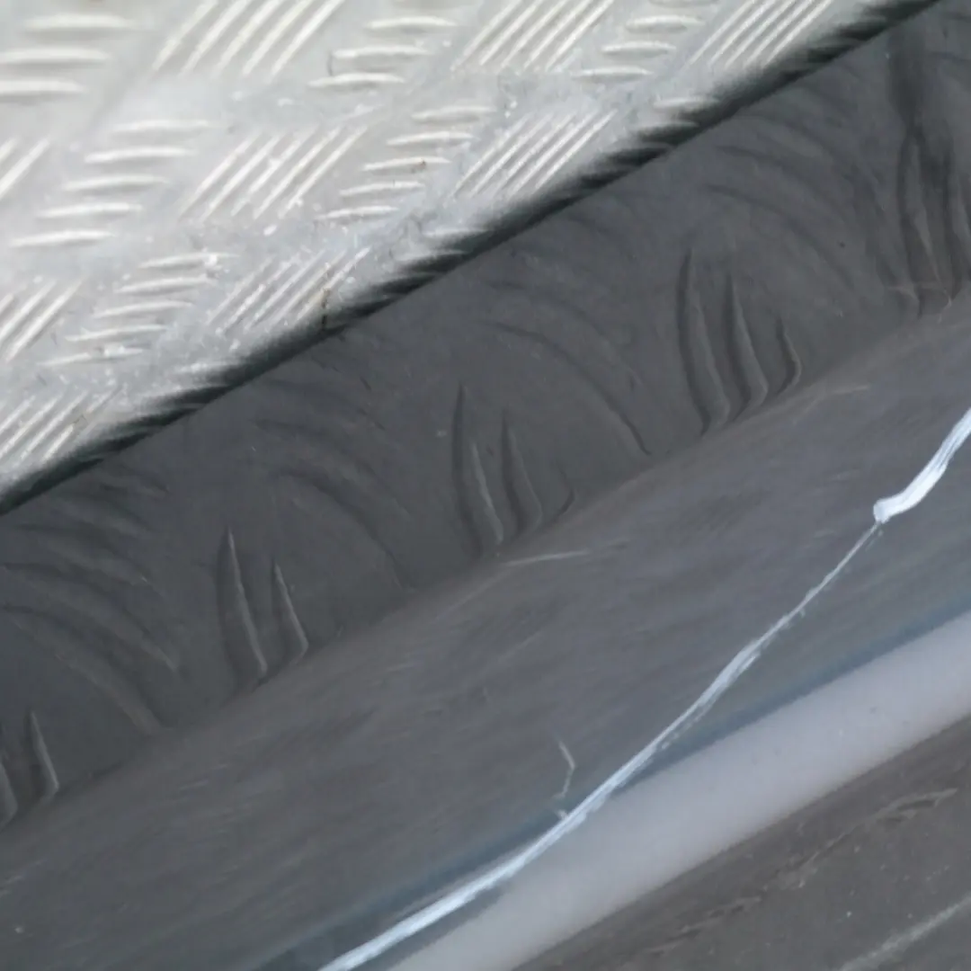 Sill Strip Faldón lateral izquierdo Sparkling Graphite Metallic para BMW E90 E91 con número de pieza 32951 BMW E90 E91 Sill Strip Faldón lateral izquierdo Sparkling Graphite Metallic - SKU 0032951-SG21 - Número de pieza 32951