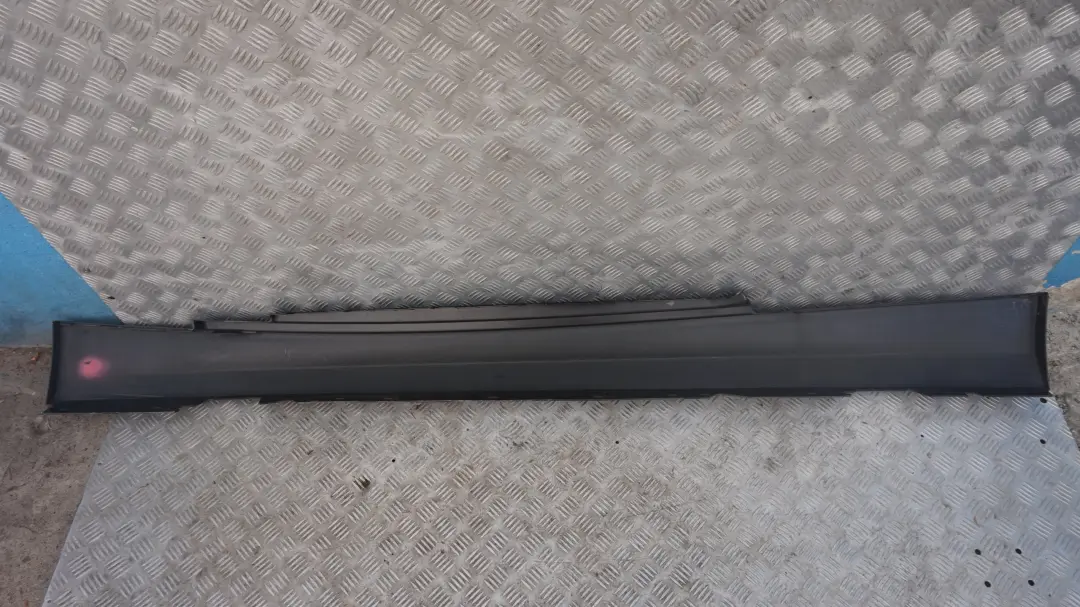 Faldón lateral derecho Schwarz 2 Negro - 668 para BMW E81 E82 E88 con número de pieza 36142 BMW E81 E82 E88 Faldón lateral derecho Schwarz 2 Negro - 668 - SKU 0036142-SCH2 - Número de pieza 36142