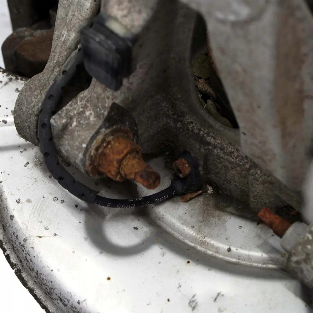 M54 Eje Salida Trasero Derecho Pata Suspensión Soporte Rueda para BMW 5 E61 525i con número de pieza 6770924 BMW 5 E61 525i M54 Eje Salida Trasero Derecho Pata Suspensión Soporte Rueda - SKU 6770924-8 - Número de pieza 6770924