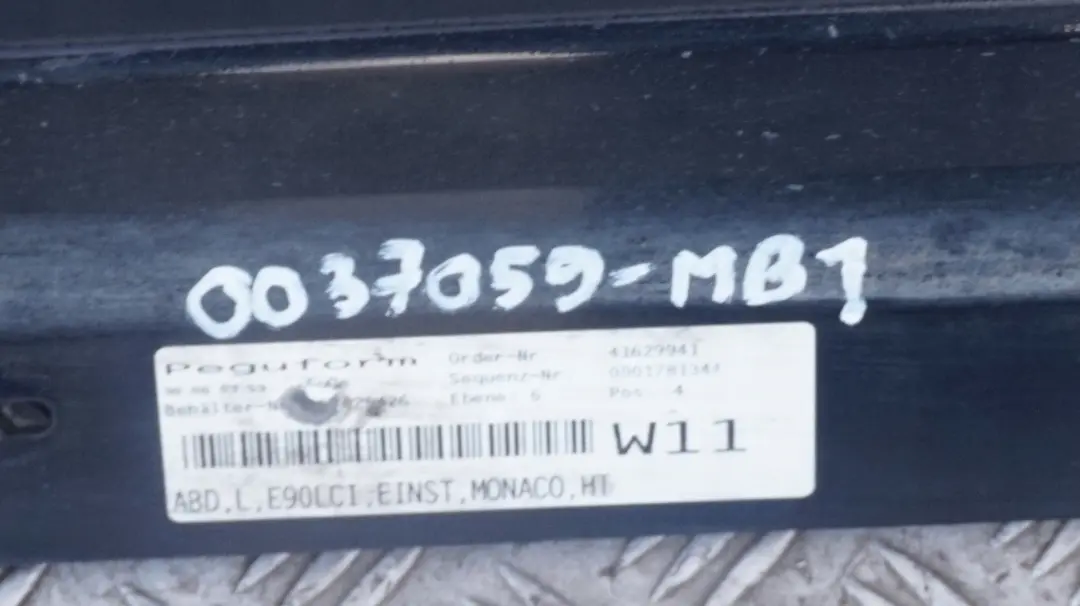 nakładka próg lewy monacoblau A35 do BMW E90 LCI o numerze 0037059 BMW E90 LCI nakładka próg lewy monacoblau A35 - SKU 0037059-MB1 - Numer Części 0037059
