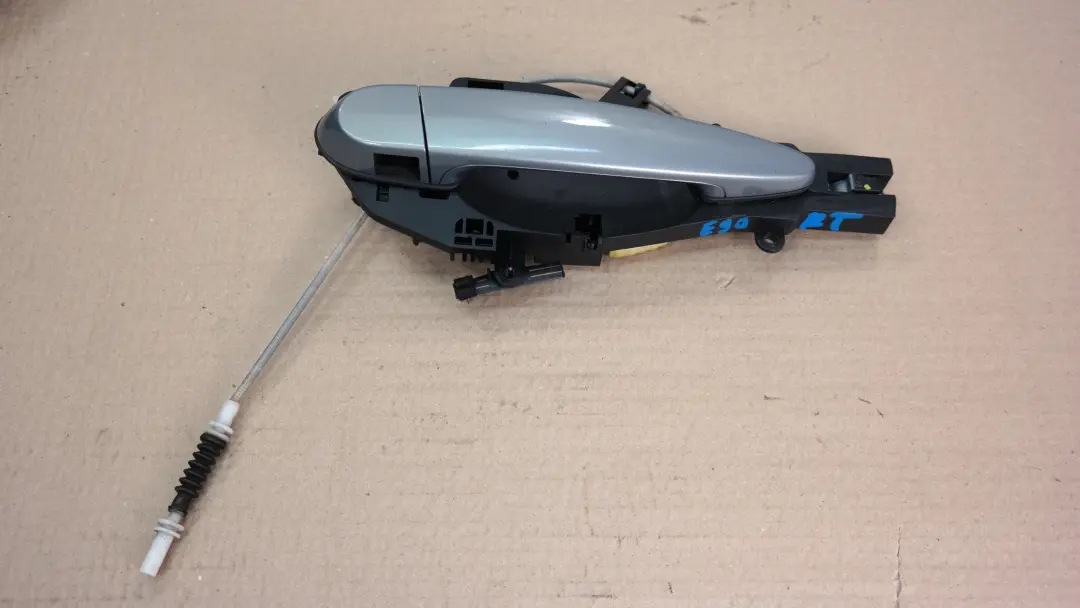 Klamka prawa tylna tył arktis A34 do BMW E90 E91 o numerze 7060299 BMW E90 E91 Klamka prawa tylna tył arktis A34 - SKU 7060299-AM - Numer Części 7060299