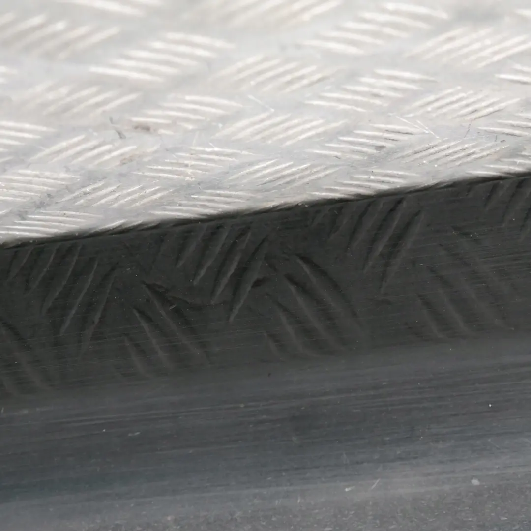 Sill Strip Side Trim Skirt Left Black Sapphire Metallic para BMW E90 E91 con número de pieza 51770032951 BMW E90 E91 Sill Strip Side Trim Skirt Left Black Sapphire Metallic - SKU 0032951-BS12 - Número de pieza 51770032951