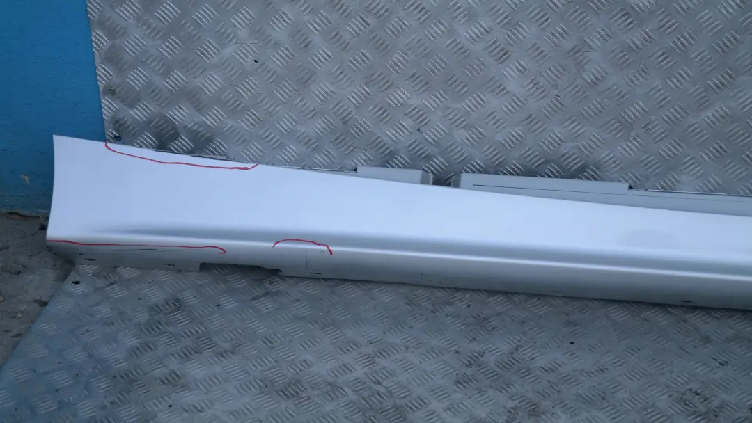 Sill Strip Faldón Lateral Derecho Titansilber Silver Silber - 354 para BMW E87 con número de pieza 51770032948 BMW E87 Sill Strip Faldón Lateral Derecho Titansilber Silver Silber - 354 - SKU 0032948-TS10 - Número de pieza 51770032948