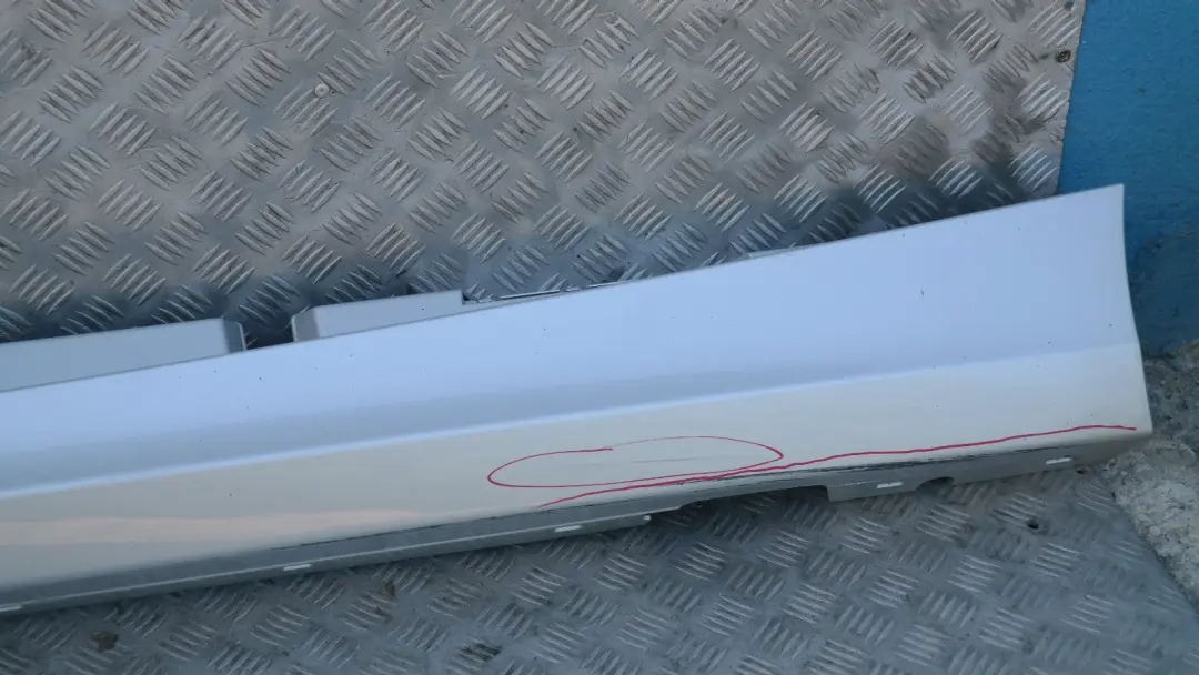 Sill Strip Side Skirt Left Titansilber Silver 354 para BMW E87N LCI con número de pieza 51770036145 BMW E87N LCI Sill Strip Side Skirt Left Titansilber Silver 354 - SKU 0036145-TS4 - Número de pieza 51770036145