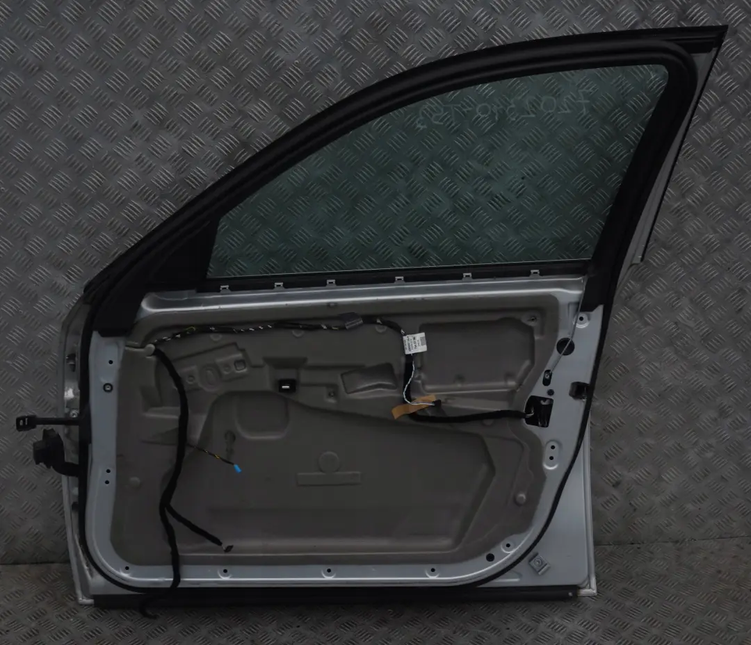 Puerta Delantera Derecha Titan Plata - 354 para BMW 5 E60 E61 con número de pieza 7202340 BMW 5 E60 E61 Puerta Delantera Derecha Titan Plata - 354 - SKU 7202340-TS3 - Número de pieza 7202340