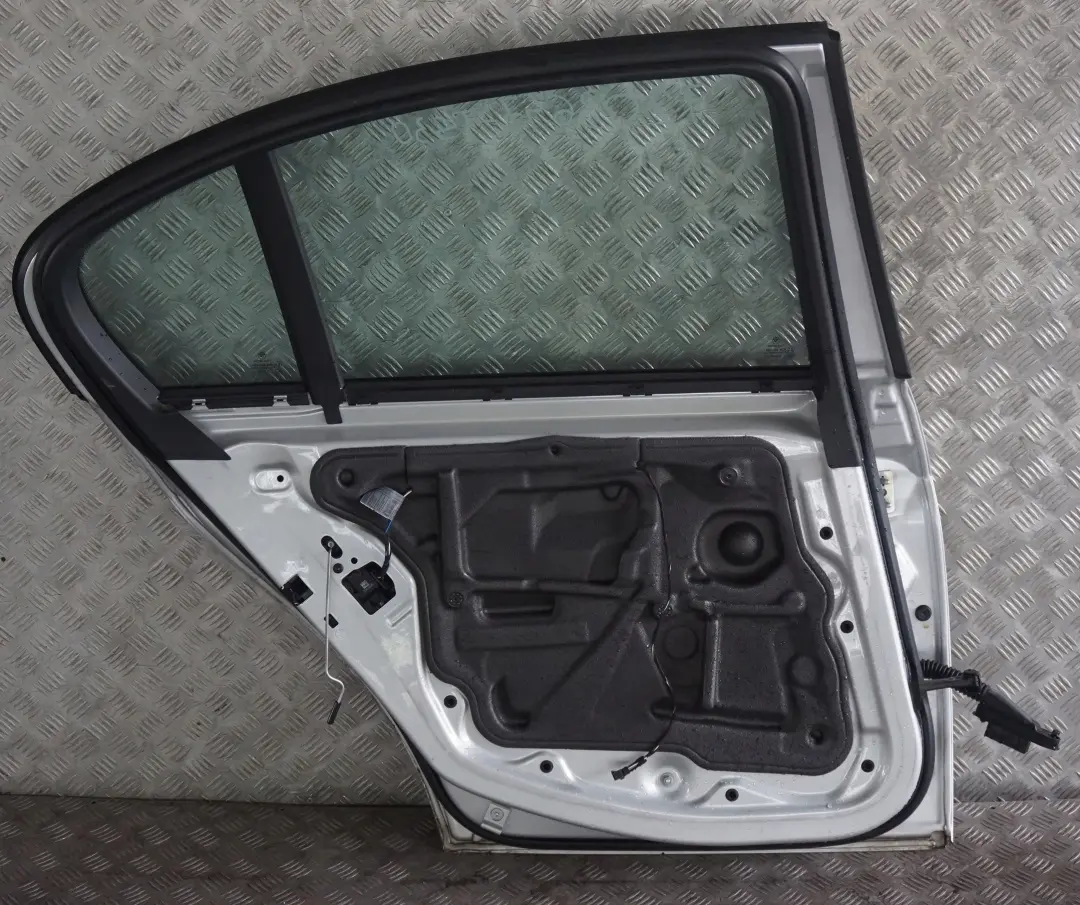 Lato Porta Posteriore Sinistra Argento-Titanio Argento Metallic per BMW E90 30 con numero di parte 7203647 BMW E90 30 Lato Porta Posteriore Sinistra Argento-Titanio Argento Metallic - SKU 7203647-TS30 - Numero di parte 7203647