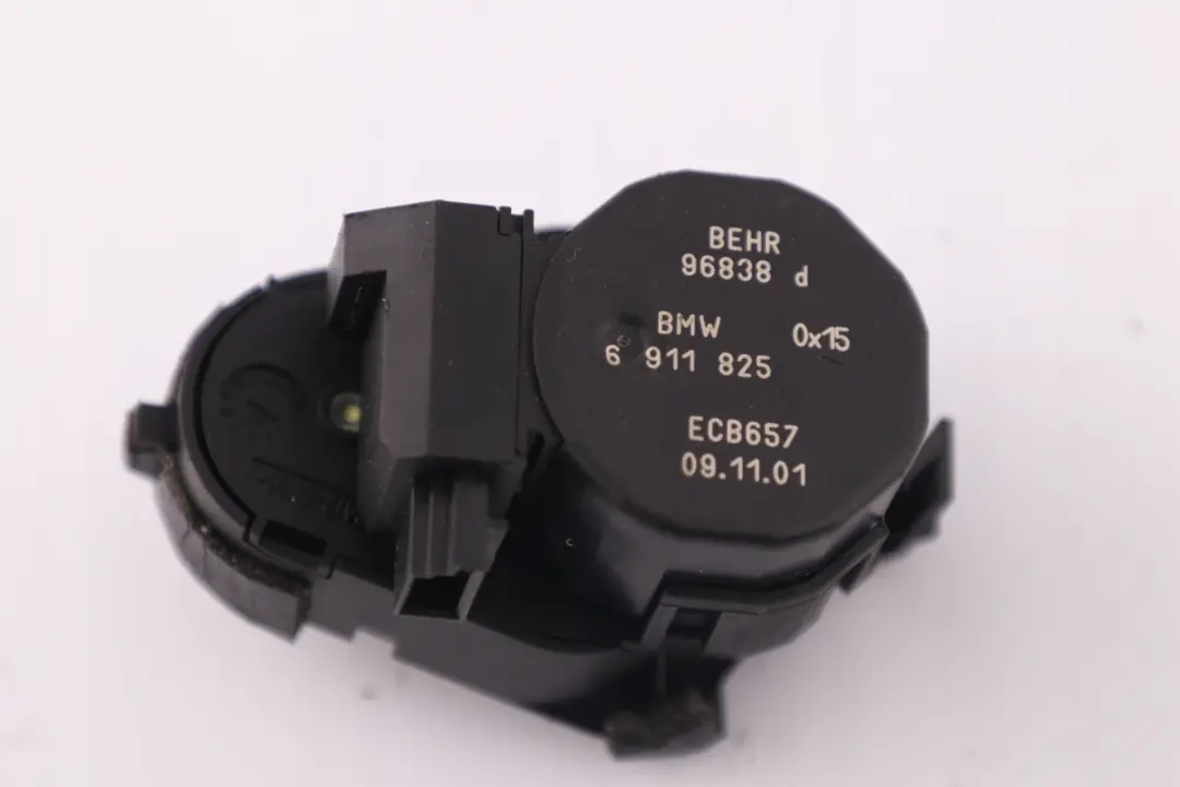 Fussraumklappe SX 15h 6411 per BMW E65 E66 E67 Auto con numero di parte 6935080 BMW E65 E66 E67 Auto Fussraumklappe SX 15h 6411 - SKU 6935080 - Numero di parte 6935080