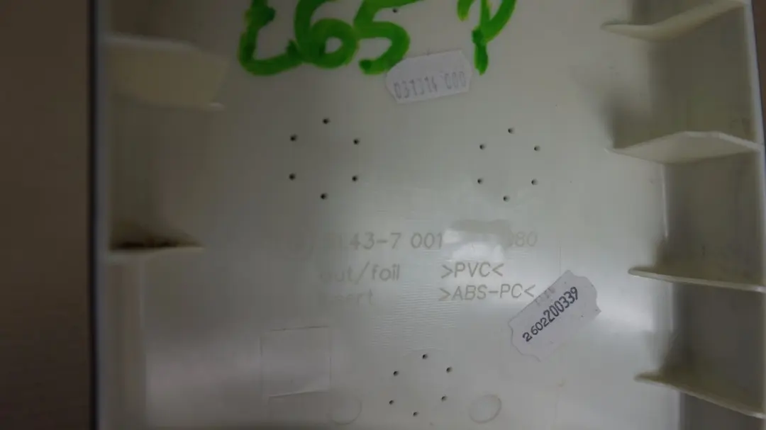 Covering Column Center Top Right O/S Trim Beige to BMW 7 Series E65 E66 with Part number 7001980 BMW 7 Series E65 E66 Covering Column Center Top Right O/S Trim Beige - SKU 7024744 - Part number 7001980