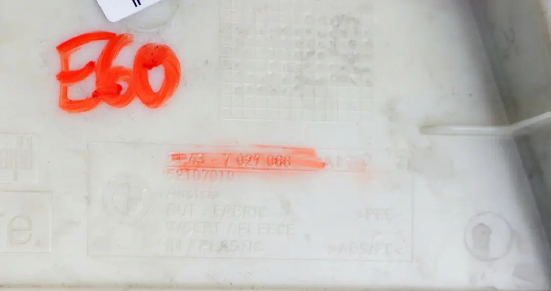 Osłona słupka B górna prawa szara do BMW E60 E61 o numerze 7027088 BMW E60 E61 Osłona słupka B górna prawa szara - SKU 7027088 - Numer Części 7027088