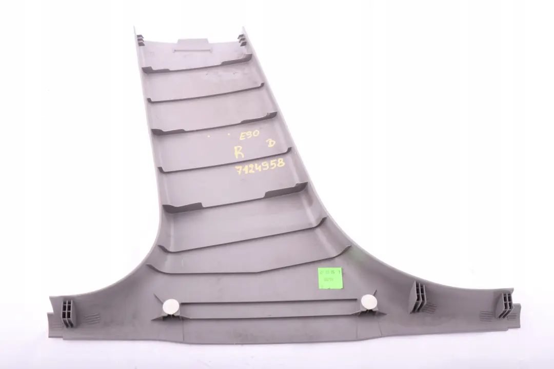 Osłona słupka prawa szara 7058338 do BMW E90 E91 o numerze 7124958 BMW E90 E91 Osłona słupka prawa szara 7058338 - SKU 7124958 - Numer Części 7124958