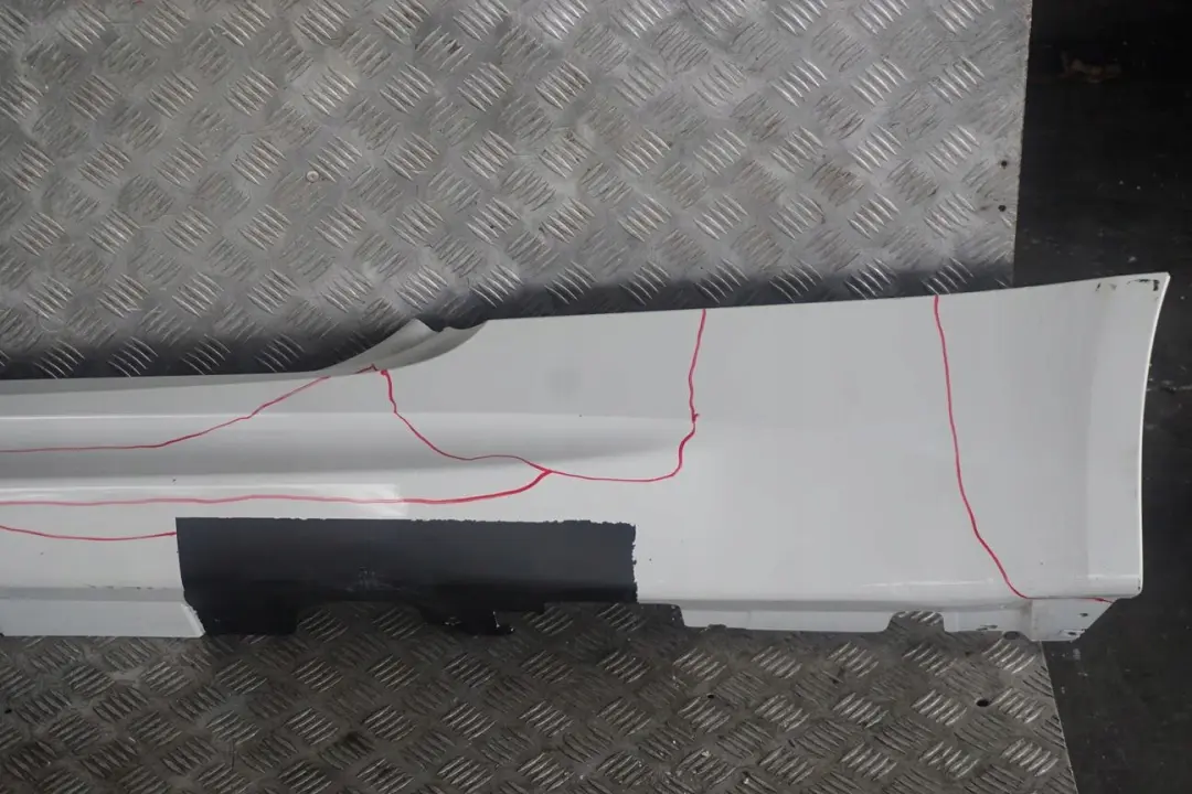 Listello Esterno Portiera SX Bianco Alpino Bianco - 300 per BMW E93 M3 Cabrio con numero di parte 0037011 BMW E93 M3 Cabrio Listello Esterno Portiera SX Bianco Alpino Bianco - 300 - SKU 0037011-AW - Numero di parte 0037011