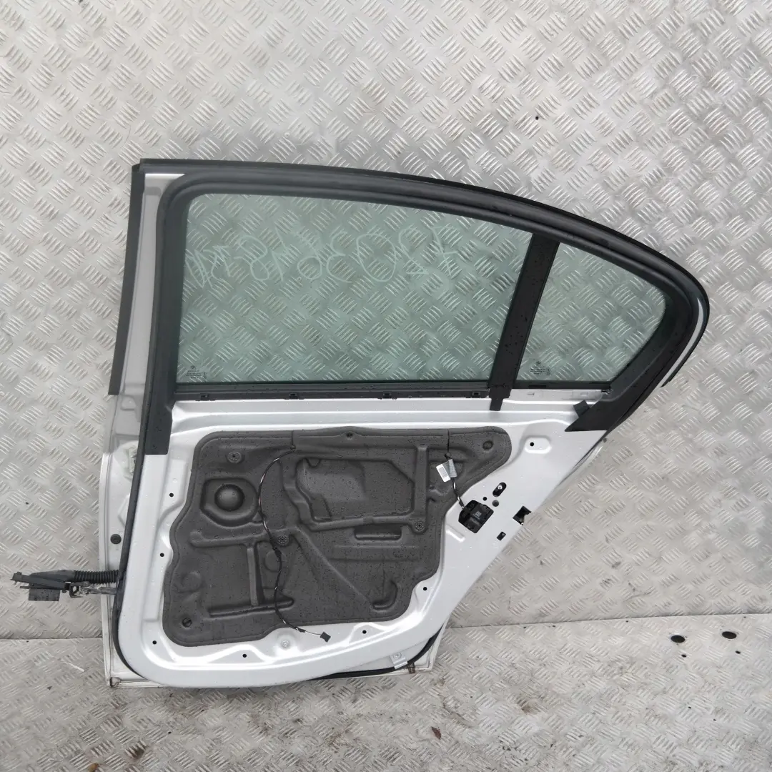 Passeggero Portiera Posteriore Dx Argento-Titanio Argento 354 per BMW E90 LCI con numero di parte 7203648 BMW E90 LCI Passeggero Portiera Posteriore Dx Argento-Titanio Argento 354 - SKU 7203648-TS10 - Numero di parte 7203648