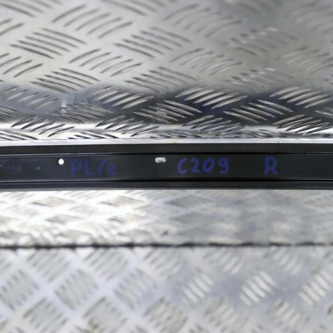 Listwa dachu dachowa prawa do MERCEDES CLK C209 o numerze A2096900680 MERCEDES CLK C209 Listwa dachu dachowa prawa - SKU A2096900680 - Numer Części A2096900680