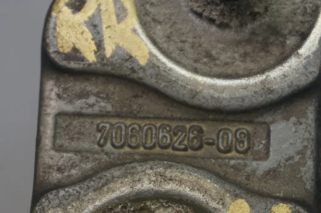 Zawias klapy bagażnika prawy 7060626 do BMW E81 E87 o numerze 7067220 BMW E81 E87 Zawias klapy bagażnika prawy 7060626 - SKU 7067220-1 - Numer Części 7067220