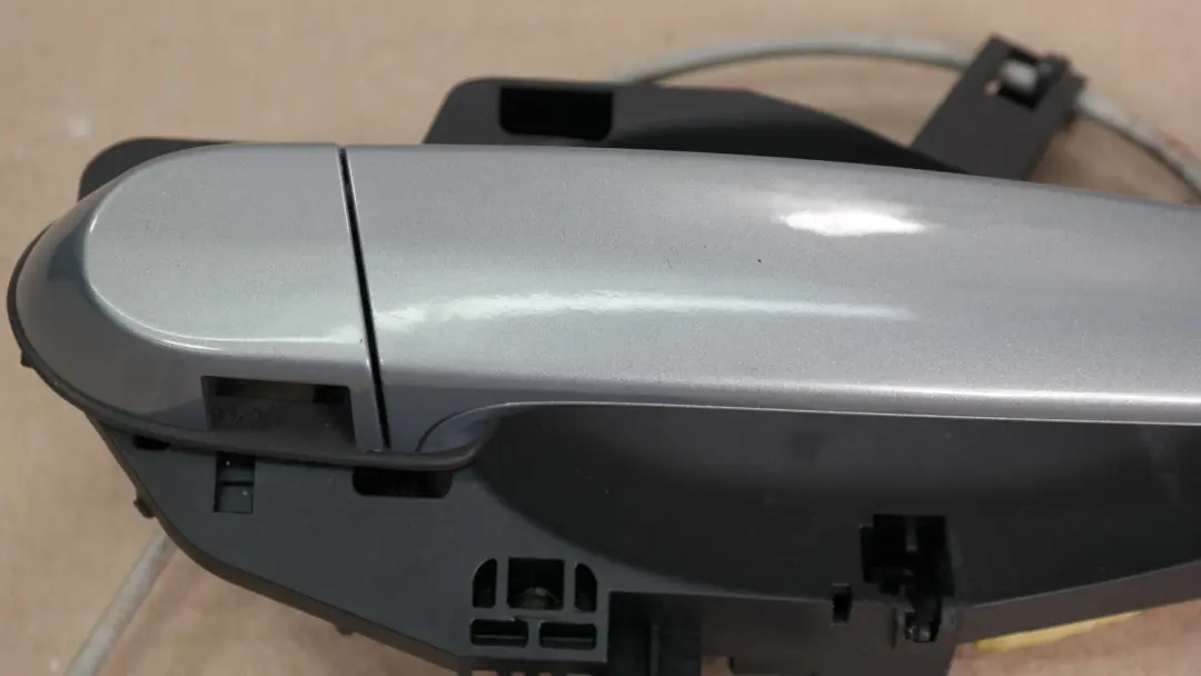 Klamka prawa tylna tył arktis A34 do BMW E90 E91 o numerze 7060299 BMW E90 E91 Klamka prawa tylna tył arktis A34 - SKU 7060299-AM - Numer Części 7060299