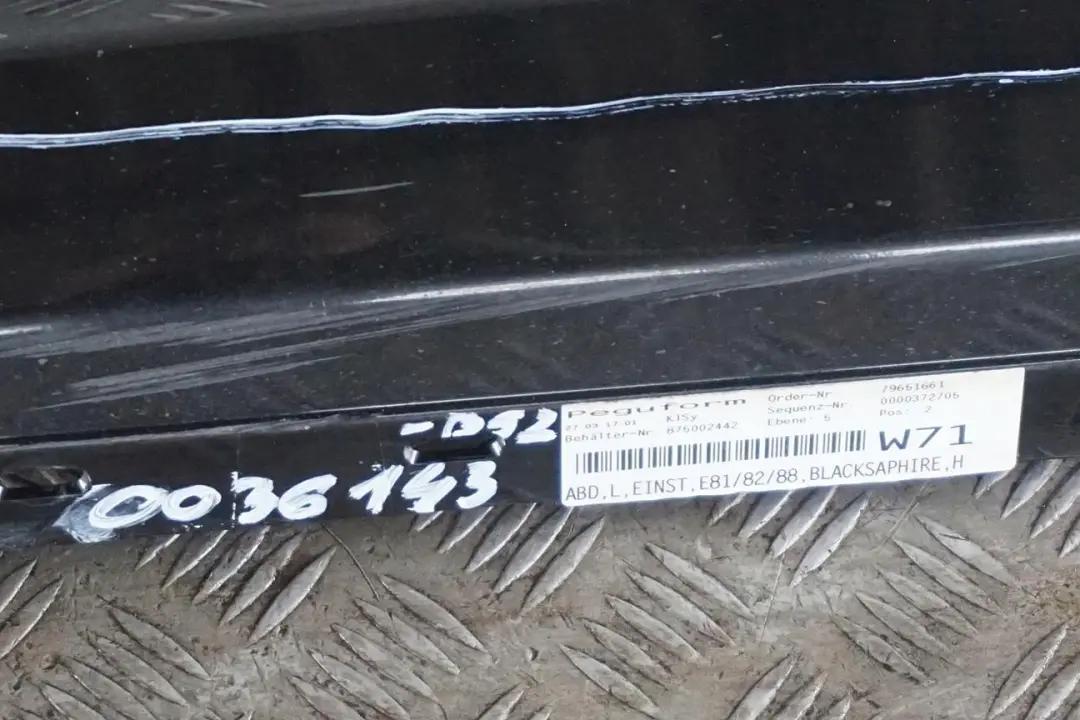 Nakładka próg lewy black saphire do BMW 1 E81 E82 o numerze 0036143 BMW 1 E81 E82 Nakładka próg lewy black saphire - SKU 0036143-BS2 - Numer Części 0036143