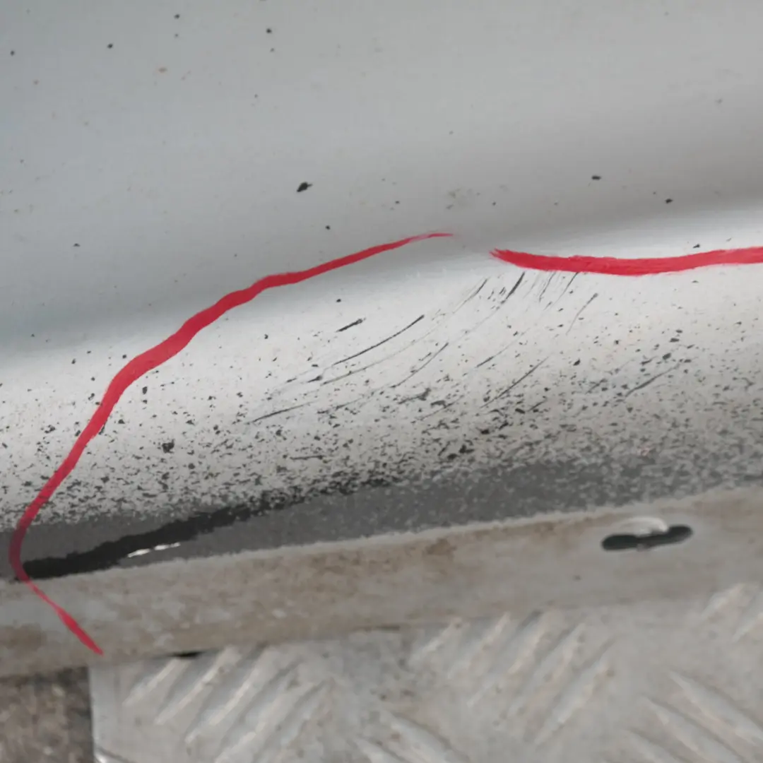 Nakładka próg lewy titansilber 354 do BMW E87 o numerze 32949 BMW E87 Nakładka próg lewy titansilber 354 - SKU 0032949-TS16 - Numer Części 32949