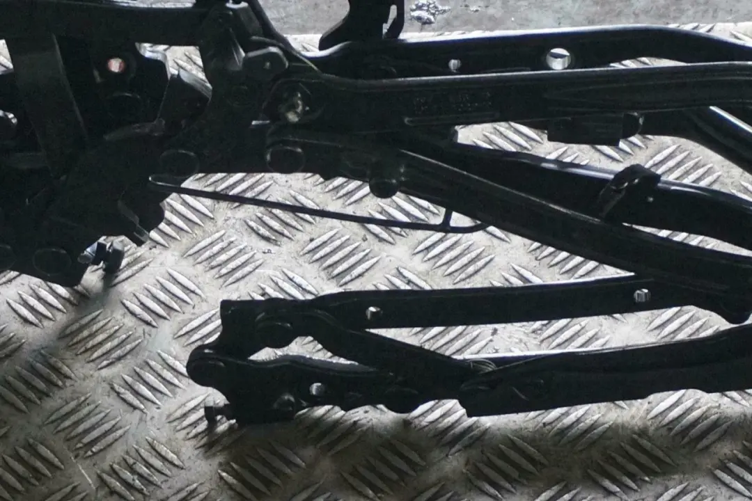 Toit de Cabriolet Capot Dachkassette Mecanisme pour BMW 1 Serie E88 à propos du numéro de pièce 7180135 BMW 1 Serie E88 Toit de Cabriolet Capot Dachkassette Mecanisme - SKU 7180135 - Numéro de pièce 7180135