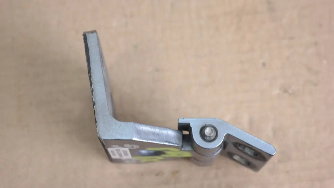 Cerniera Superiore Porta Posteriore Destra Top Grigio Argento per BMW X3 E83 con numero di parte 3402820 BMW X3 E83 Cerniera Superiore Porta Posteriore Destra Top Grigio Argento - SKU 3422370-SBG - Numero di parte 3402820